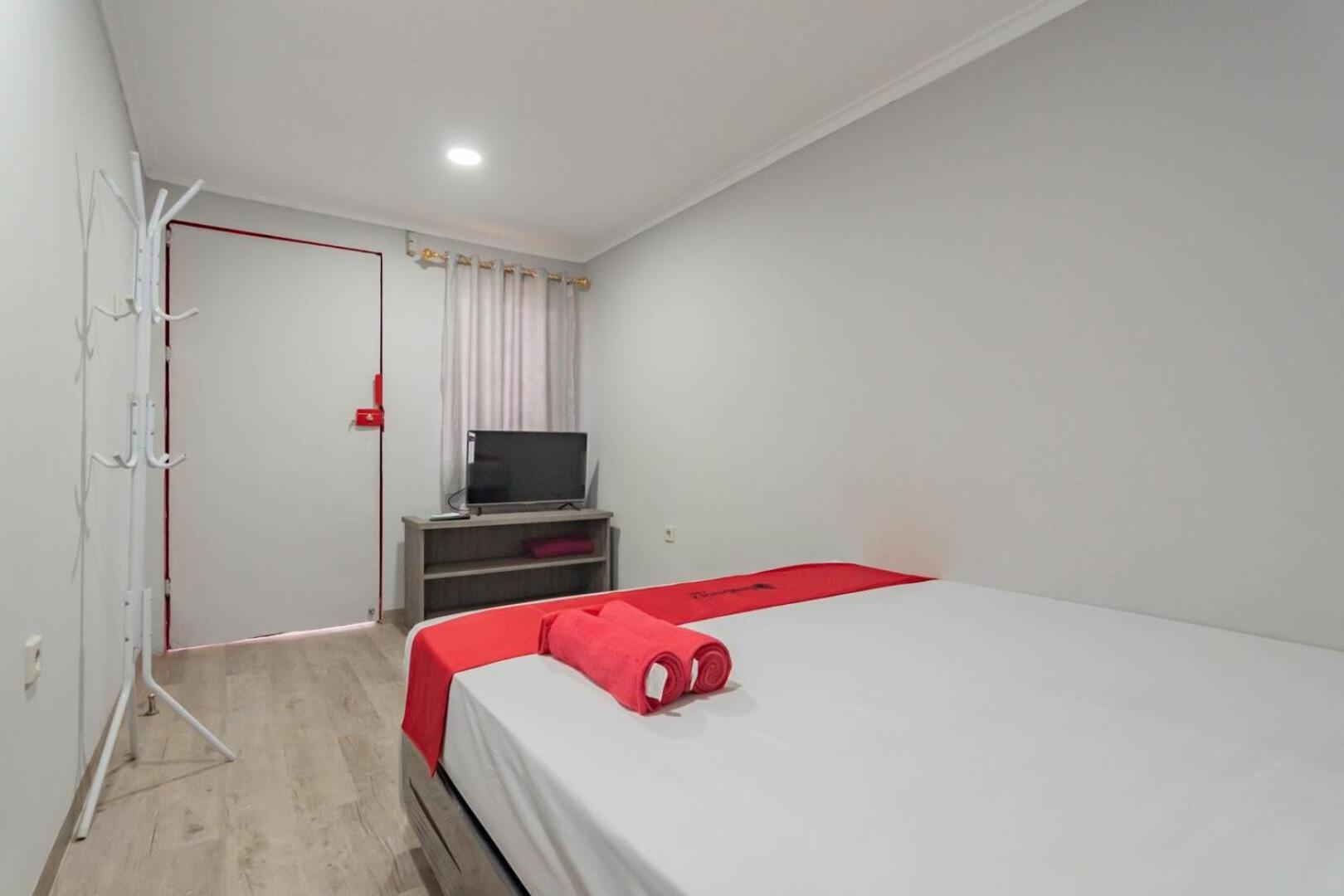 Reddoorz Plus Near Lembang Park & Zoo Exterior photo